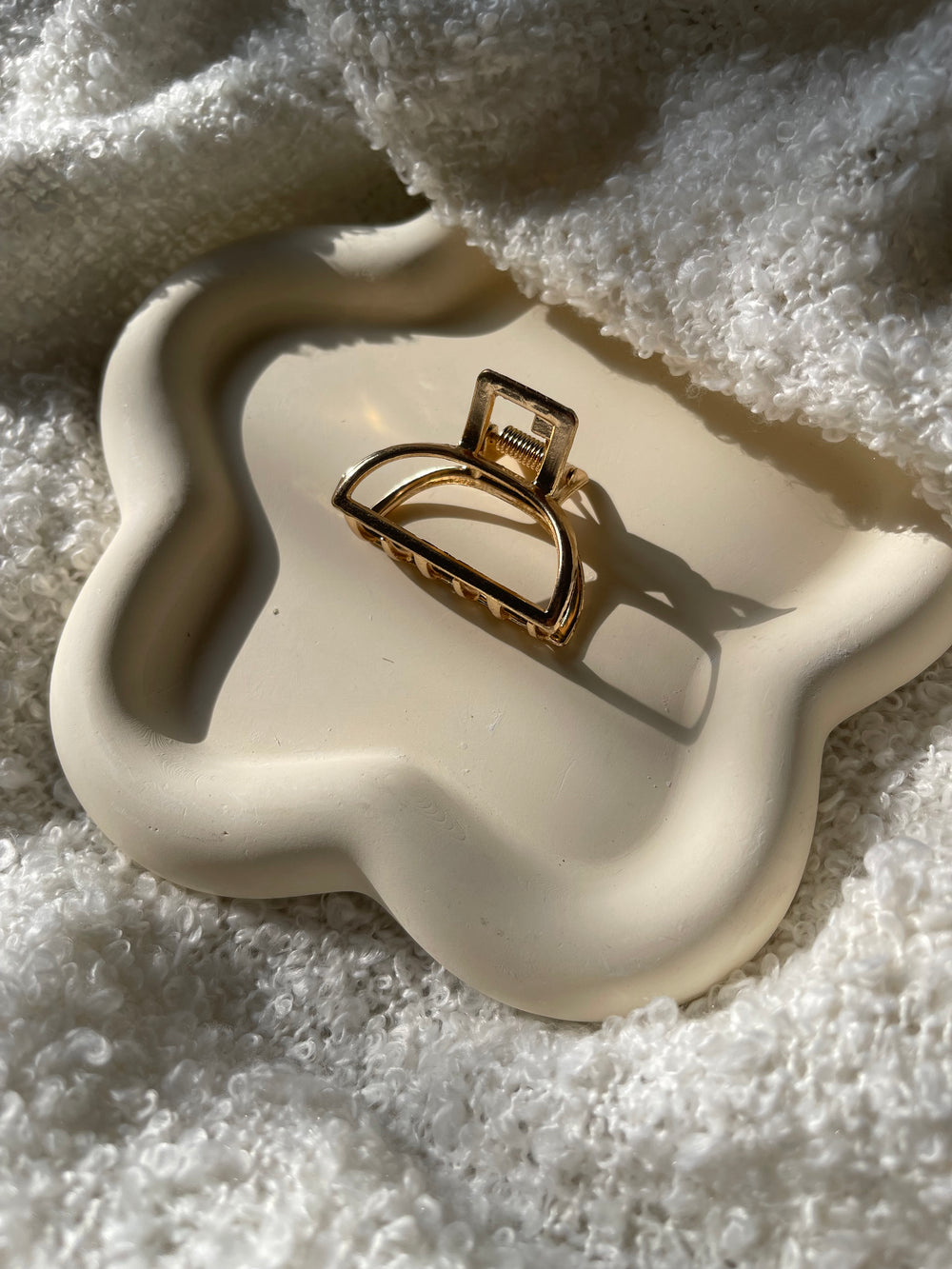 Aria Oval Claw Small