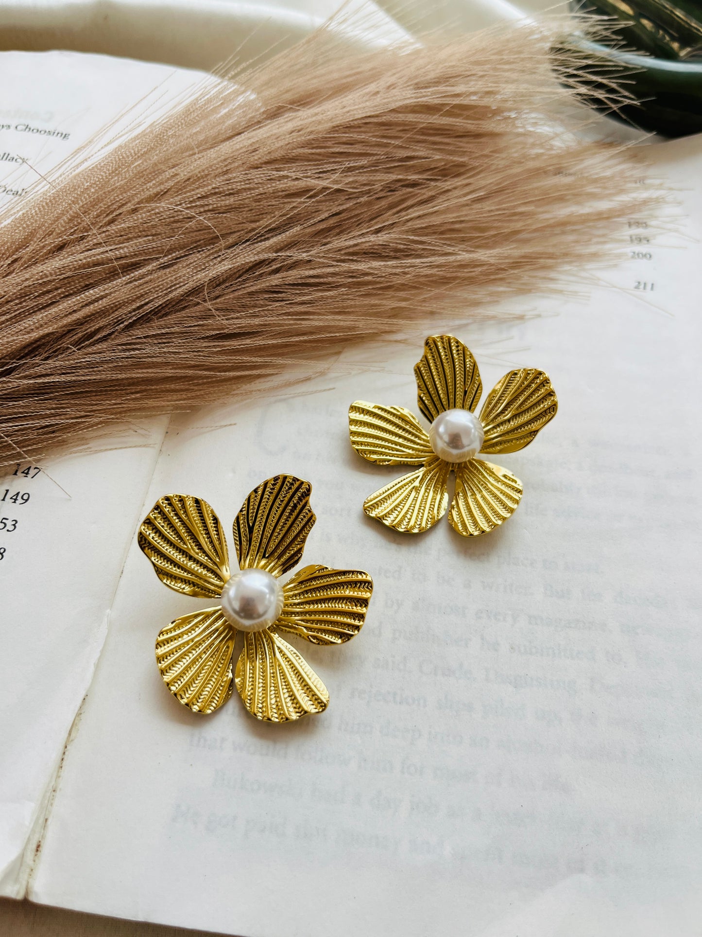 Flower pearl studs