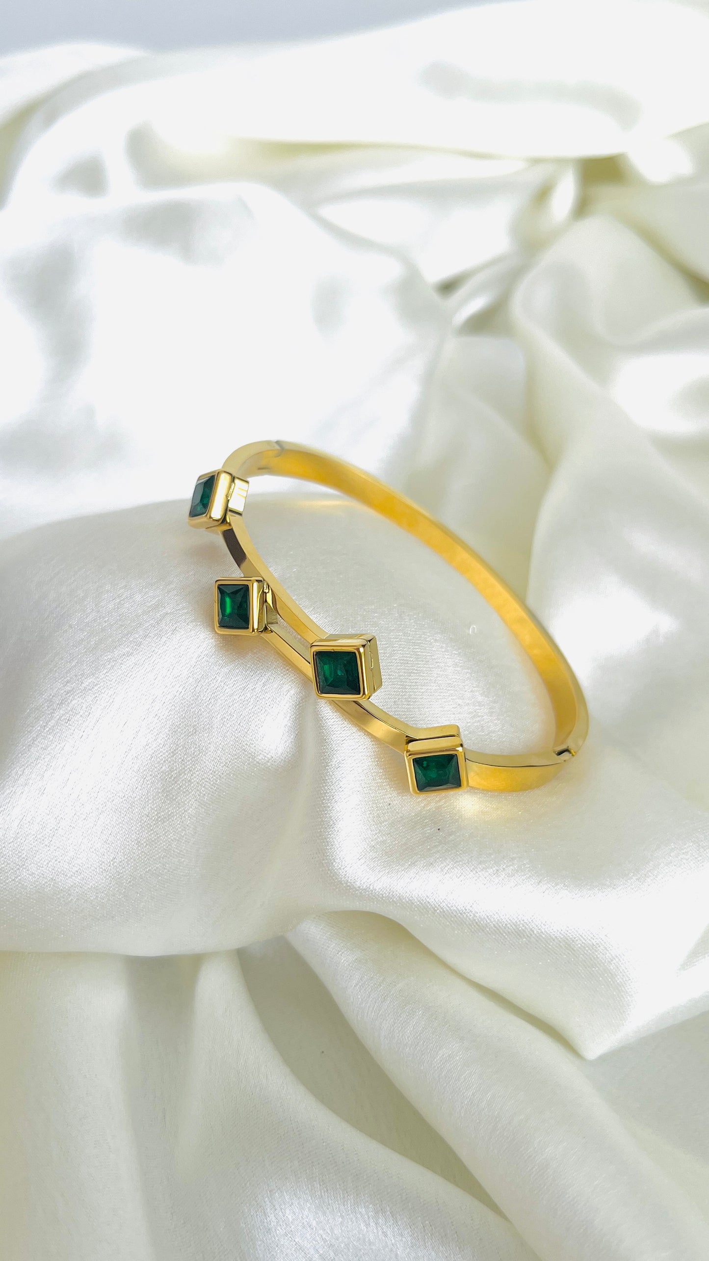 Emerald 4 stone kada