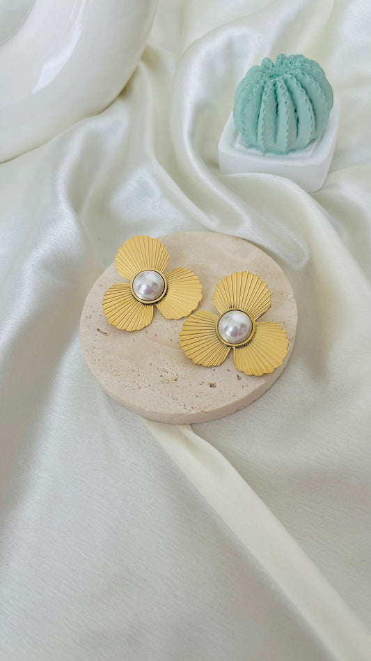 Flower pearl stud