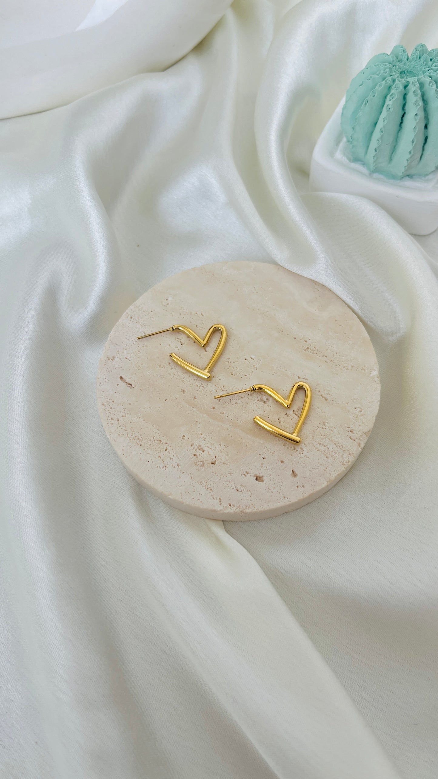 Comic heart studs