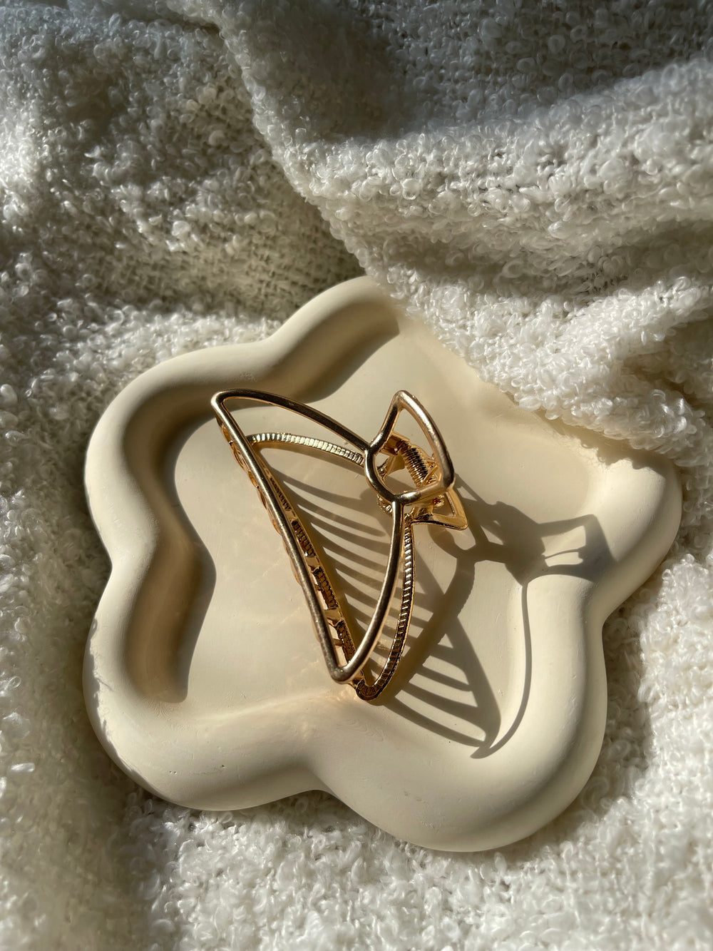 Aria Oval Claw Medium