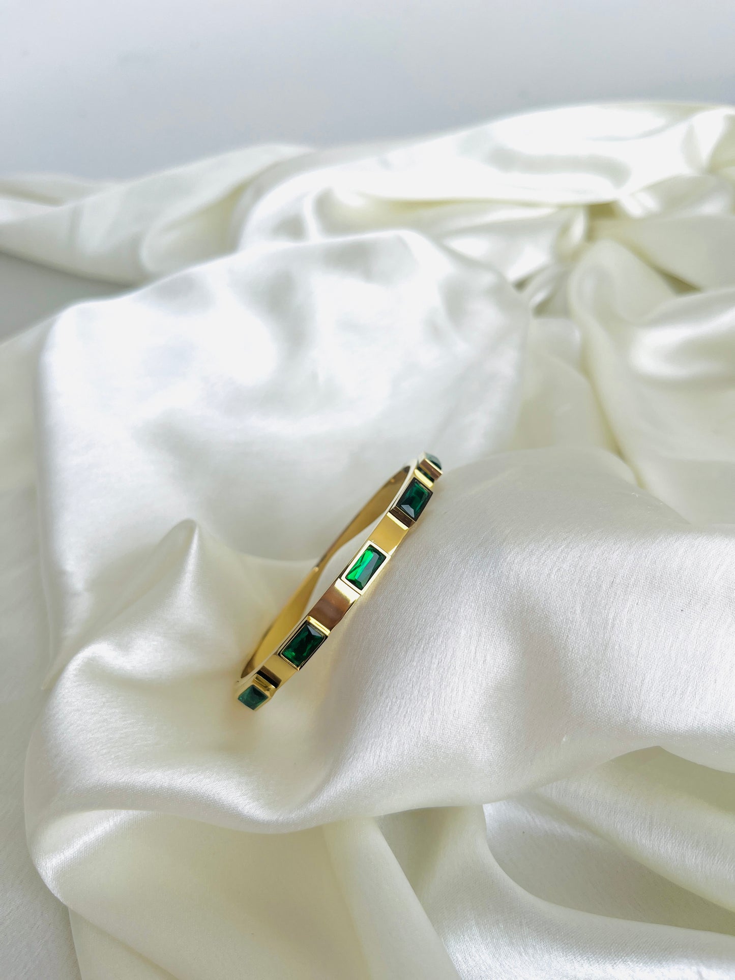 Emerald stone kada