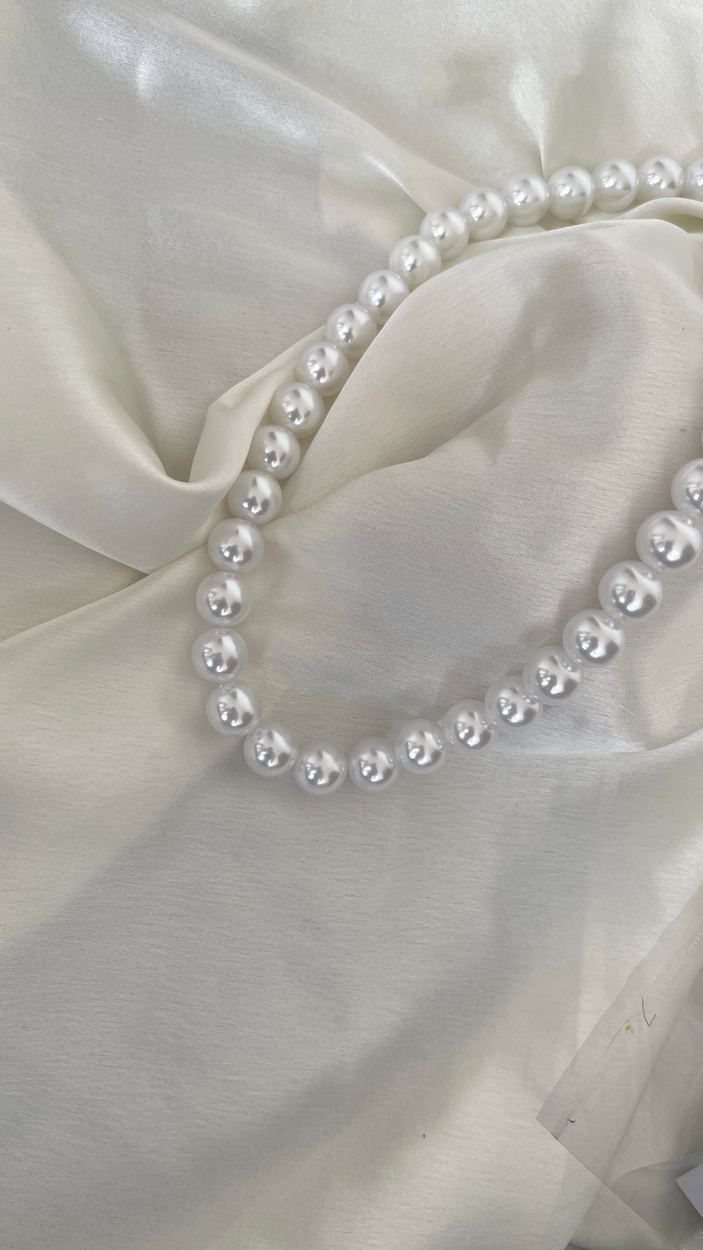 Bold pearl chain