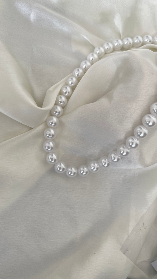 Bold pearl chain