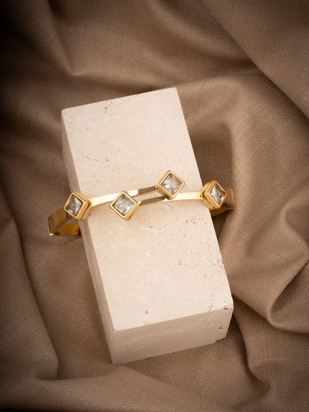 White 4 stone kada