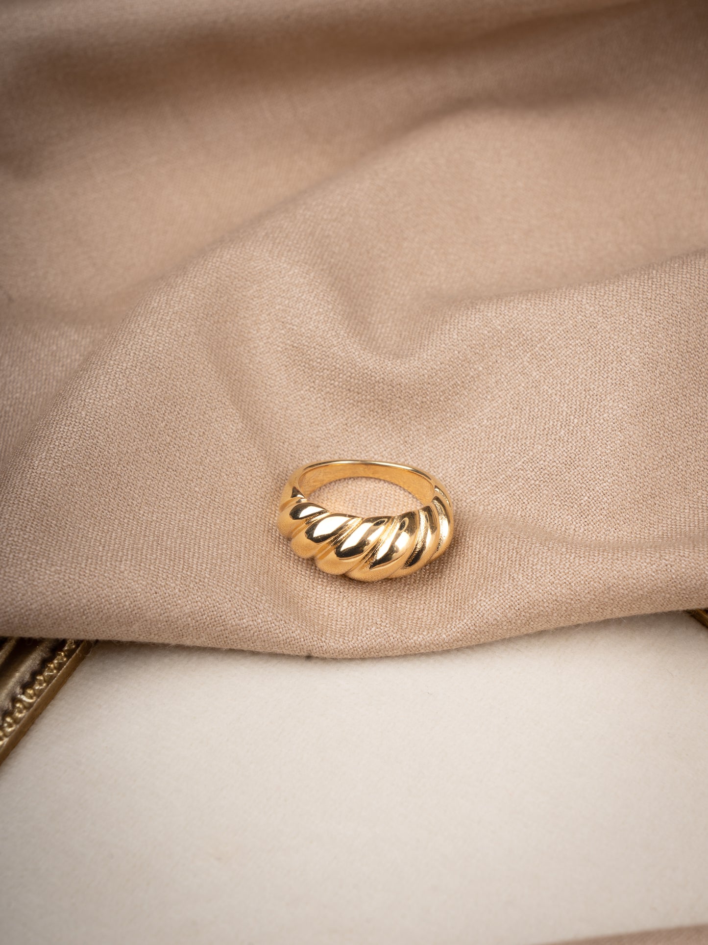 Croissant ring