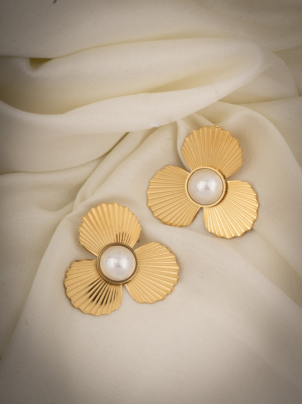 Flower pearl stud