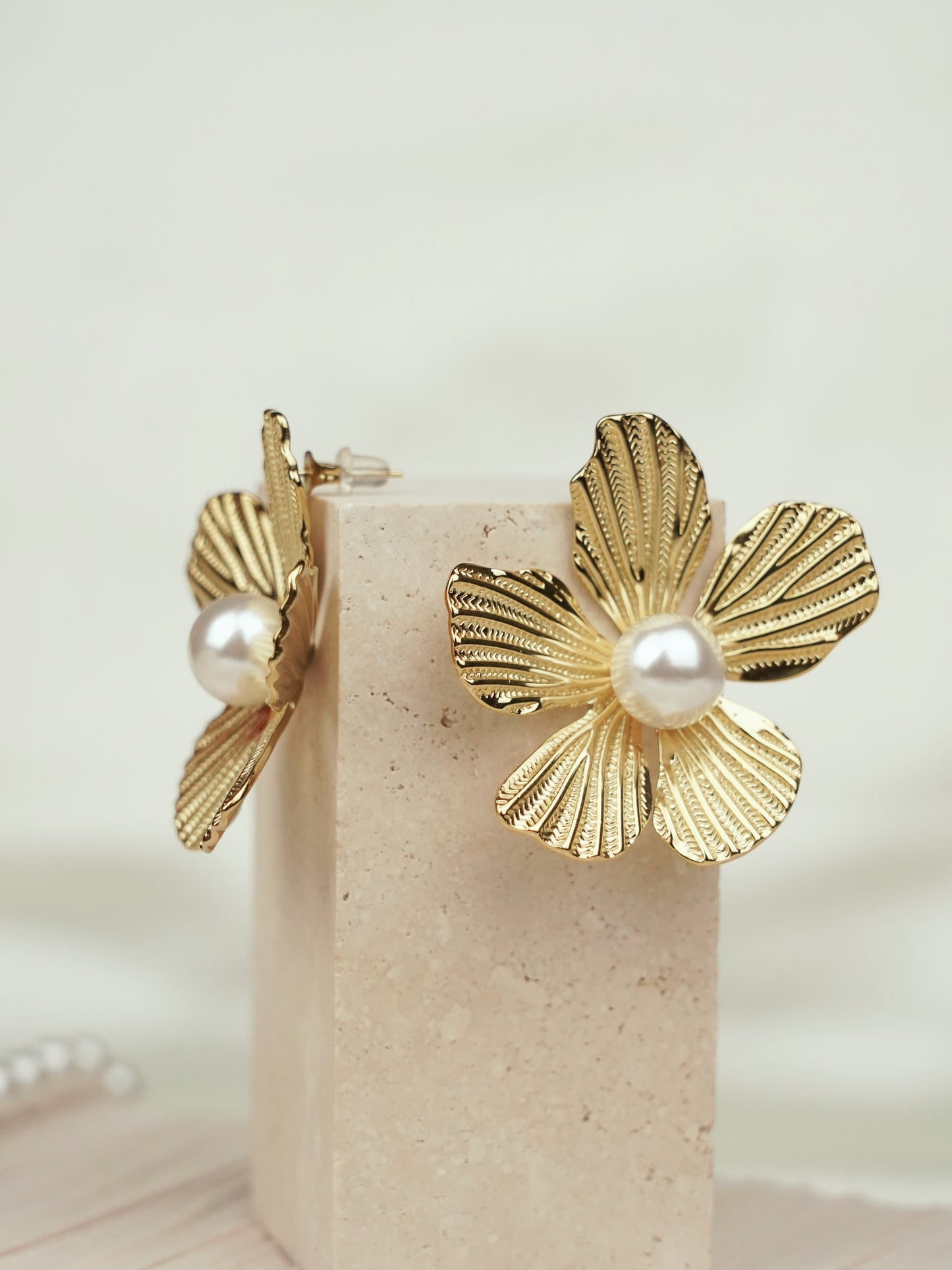 Flower pearl studs