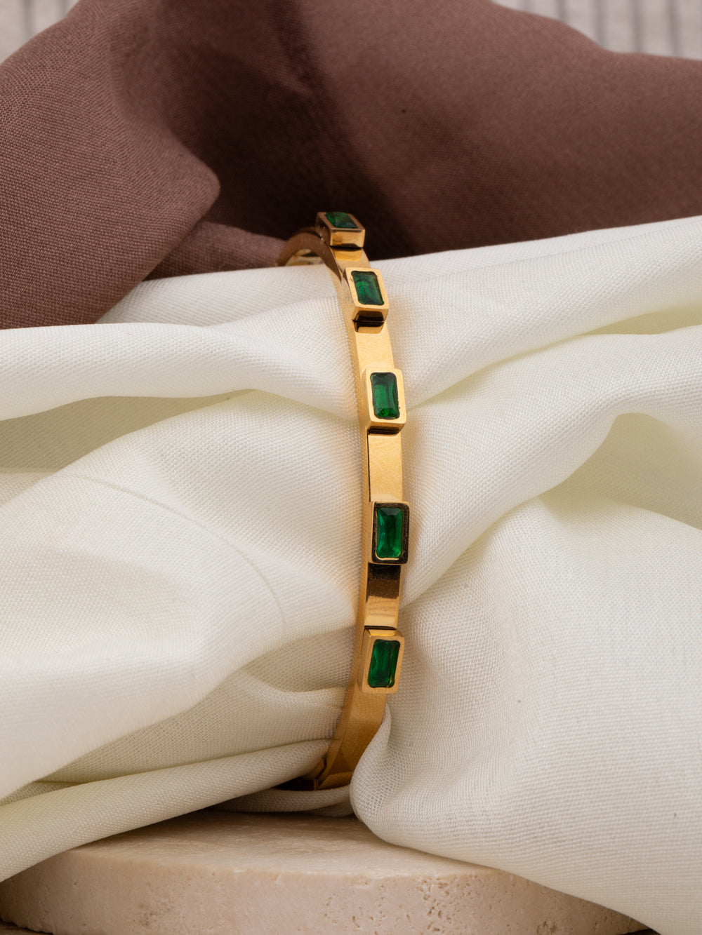 Emerald stone kada
